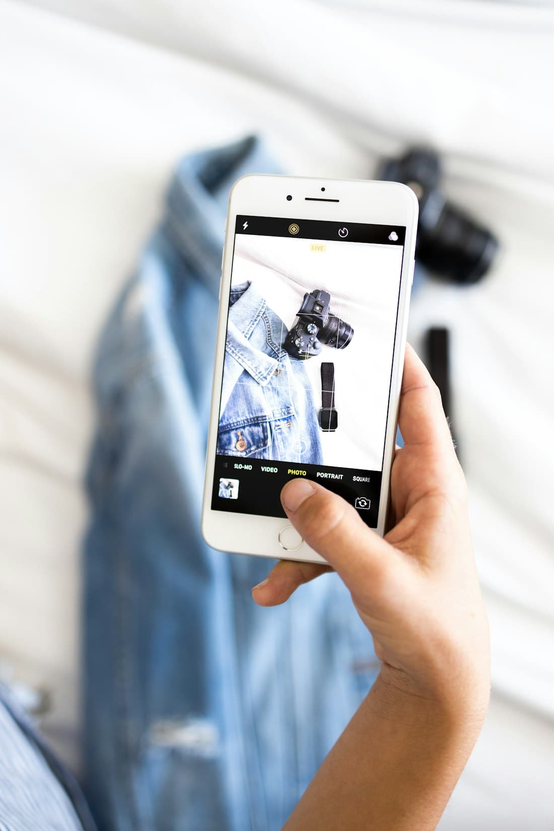 Kund fotograferar sitt plagg med mobilen